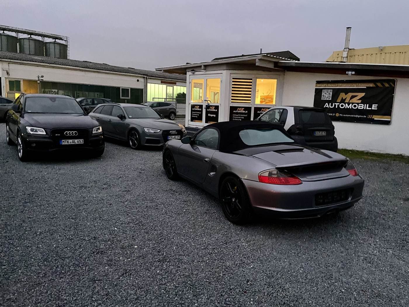 Fahrzeuge auf dem Hof von MZ Automobile in Groß-Gerau